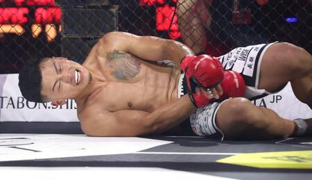 　もん絶する竜（撮影・中田匡峻）