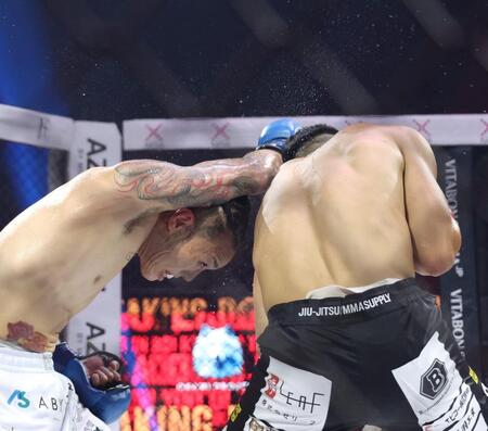 　竜（右）を攻めるｓａｋｋｋｉ（撮影・中田匡峻）