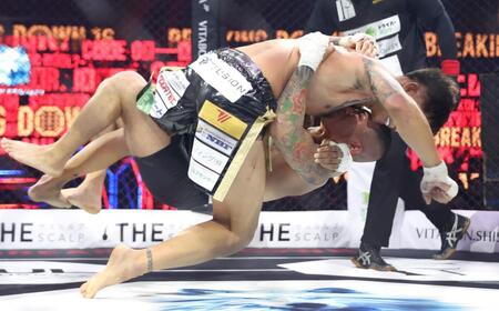 　森（下）を攻める外枦保尋斗（撮影・中田匡峻）