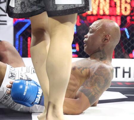 【写真】元関東最強ギャング最高幹部が衝撃の敗戦　ＢＤ“悪童”の右カウンター被弾でリング沈む