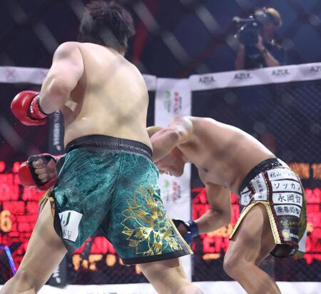 【写真】衝撃の４秒殺　右一撃で“大阪の伝説喧嘩師”撃沈　金網にもたれてぼう然