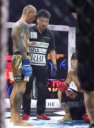 　野田蒼（右）とにらみ合う村田将一（撮影・中田匡峻）