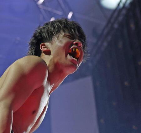 　村田将一にＫＯ勝利し、雄たけびを上げる野田蒼（撮影・中田匡峻）