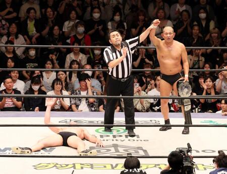 　青木真也（左端）に勝利した鈴木みのる（右端）＝撮影・石井剣太郎