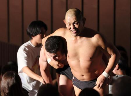 　青木真也を観客席に連れ出す鈴木みのる（撮影・石井剣太郎）