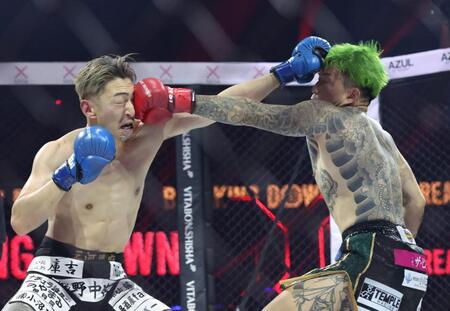 【写真】大阪の問題児戦士敗れる　茨城のＫＩＮＧカズの右ストレート被弾で壮絶ダウン　天仰ぐ