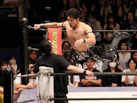 　飛びかかる武知海青（右）＝撮影・石井剣太郎