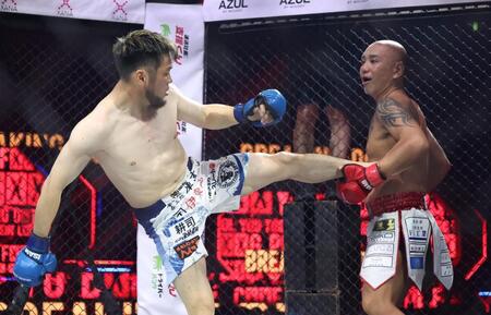 　ヒロ三河（左）の足をつかむサップ西成（撮影・中田匡峻）