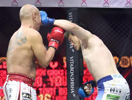 　サップ西成（左）の顔面に打ち込むヒロ三河（撮影・中田匡峻）