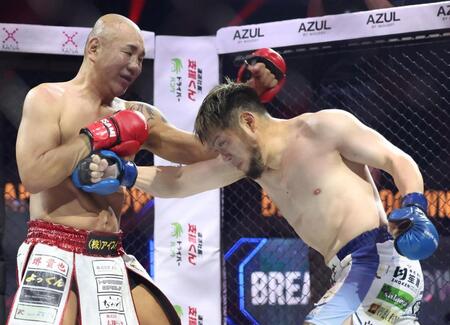 　打ち合うサップ西成（左）とヒロ三河（撮影・中田匡峻）