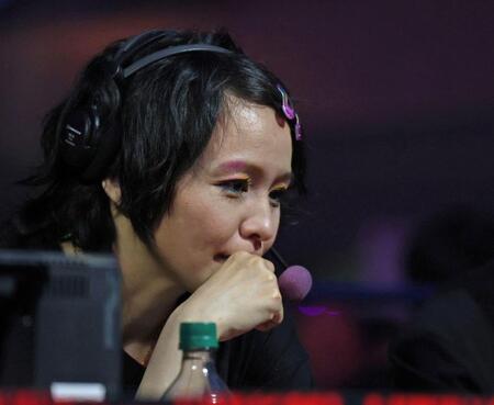 　真剣な表情でモニターを見つめるｍｉｓｏｎｏ（撮影・中田匡峻）