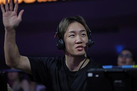 　スタンドに手を振る朝倉未来ＣＥＯ（撮影・中田匡峻）