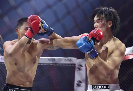 　ＮＡＯ（左）と打ち合う細川一颯（撮影・中田匡峻）