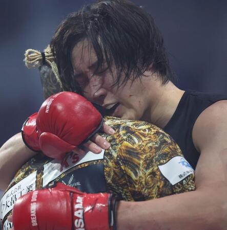 　ＳＡＴＯＲＵと抱擁を交わす溝口勇児ＣＯＯ（撮影・中田匡峻）