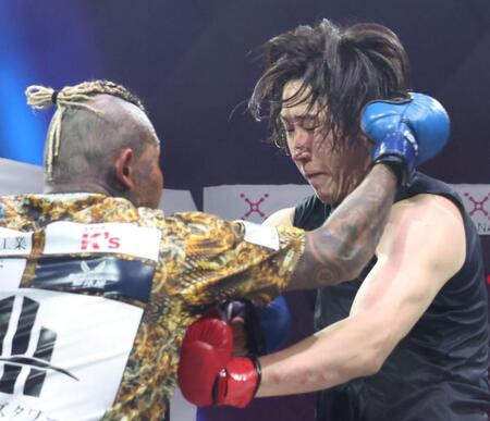 　ＳＡＴＯＲＵ（左）からパンチをもらう溝口勇児ＣＯＯ（撮影・中田匡峻）