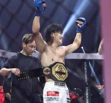 　朝倉未来ＣＥＯ（左）にベルトを巻いてもらう細川一颯（撮影・中田匡峻）