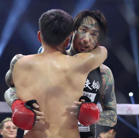 　貴ａｋａ悪魔王子（手前）と健闘をたたえ合う瓜田純士（撮影・中田匡峻）