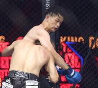 　西島恭平（手前）を攻めるドラゴン（撮影・中田匡峻）