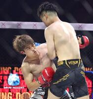 　ドラゴン（右）を攻める西島恭平（撮影・中田匡峻）