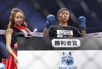 　ＬＡＲＧＥ　ＨＩＧＨに勝利した富永啓悟。左はブレイキングガールのＨＡＲＵＫＡ（撮影・中田匡峻）