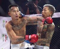 　ＬＡＲＧＥ　ＨＩＧＨ（左）を攻める富永啓悟（撮影・中田匡峻）