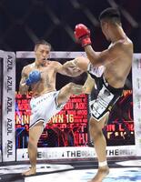 　竜（右）に蹴りを見舞うｓａｋｋｋｉ（撮影・中田匡峻）