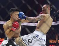 　打ち合う竜（左）とｓａｋｋｋｉ（撮影・中田匡峻）