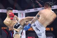 　ｓａｋｋｋｉ（右）の蹴りが竜の股間に直撃する（撮影・中田匡峻）