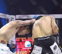 　竜（右）を攻めるｓａｋｋｋｉ（撮影・中田匡峻）