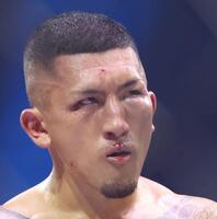 　外枦保尋斗に敗れ、顔面が腫れ上がる森（撮影・中田匡峻）