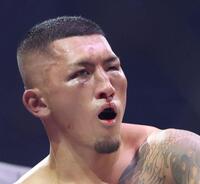 　外枦保尋斗に敗れ、顔が腫れ上がる森（撮影・中田匡峻）