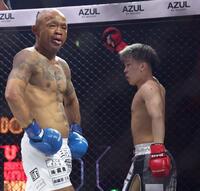 　内藤裕（左）に勝利したレオ（撮影・中田匡峻）