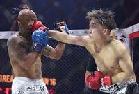 　内藤裕（左）に右ストレートを打ち込むレオ（撮影・中田匡峻）