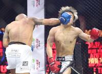 　レオ（右）に右ストレートを打ち込む内藤裕（撮影・中田匡峻）