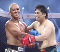 　アンディ南野（左）にＫＯ勝ちしたてる（撮影・中田匡峻）