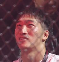 　てるのセコンドにつく安保瑠輝也（撮影・中田匡峻）