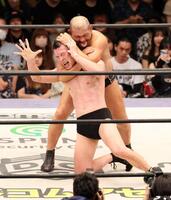 　青木真也（手前）に勝利した鈴木みのる（撮影・石井剣太郎）