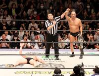 　青木真也（左端）に勝利した鈴木みのる（右端）＝撮影・石井剣太郎