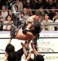 　相手をリングの外に放る武知海青（奥）＝撮影・石井剣太郎