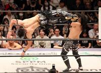 　ドロップキックを浴びせる武知海青（左）＝撮影・石井剣太郎