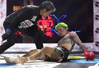 　ＫＩＮＧカズにダウンを奪われるシェンロン（撮影・中田匡峻）