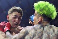 　ＫＩＮＧカズの左ストレートがシェンロンの顔面を直撃（撮影・中田匡峻）