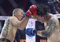 　２８３ａｋａ我武者羅（右）と打ち合うダイスケ（撮影・中田匡峻）