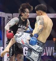 　貴ａｋａ悪魔王子（右）に蹴り、パンチを同時に入れられる瓜田純士（撮影・中田匡峻）