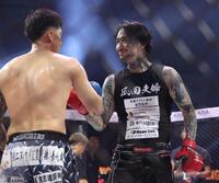 　貴ａｋａ悪魔王子（左）と握手を交わす瓜田純士（撮影・中田匡峻）