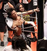 　パイプイスで攻撃される武知海青（手前）＝撮影・石井剣太郎