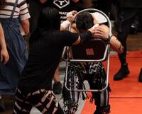 　パイプイスで攻撃される武知海青（右）＝撮影・石井剣太郎