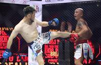 　ヒロ三河（左）の足をつかむサップ西成（撮影・中田匡峻）