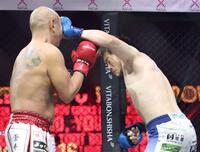 　サップ西成（左）の顔面に打ち込むヒロ三河（撮影・中田匡峻）