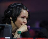 　真剣な表情でモニターを見つめるｍｉｓｏｎｏ（撮影・中田匡峻）